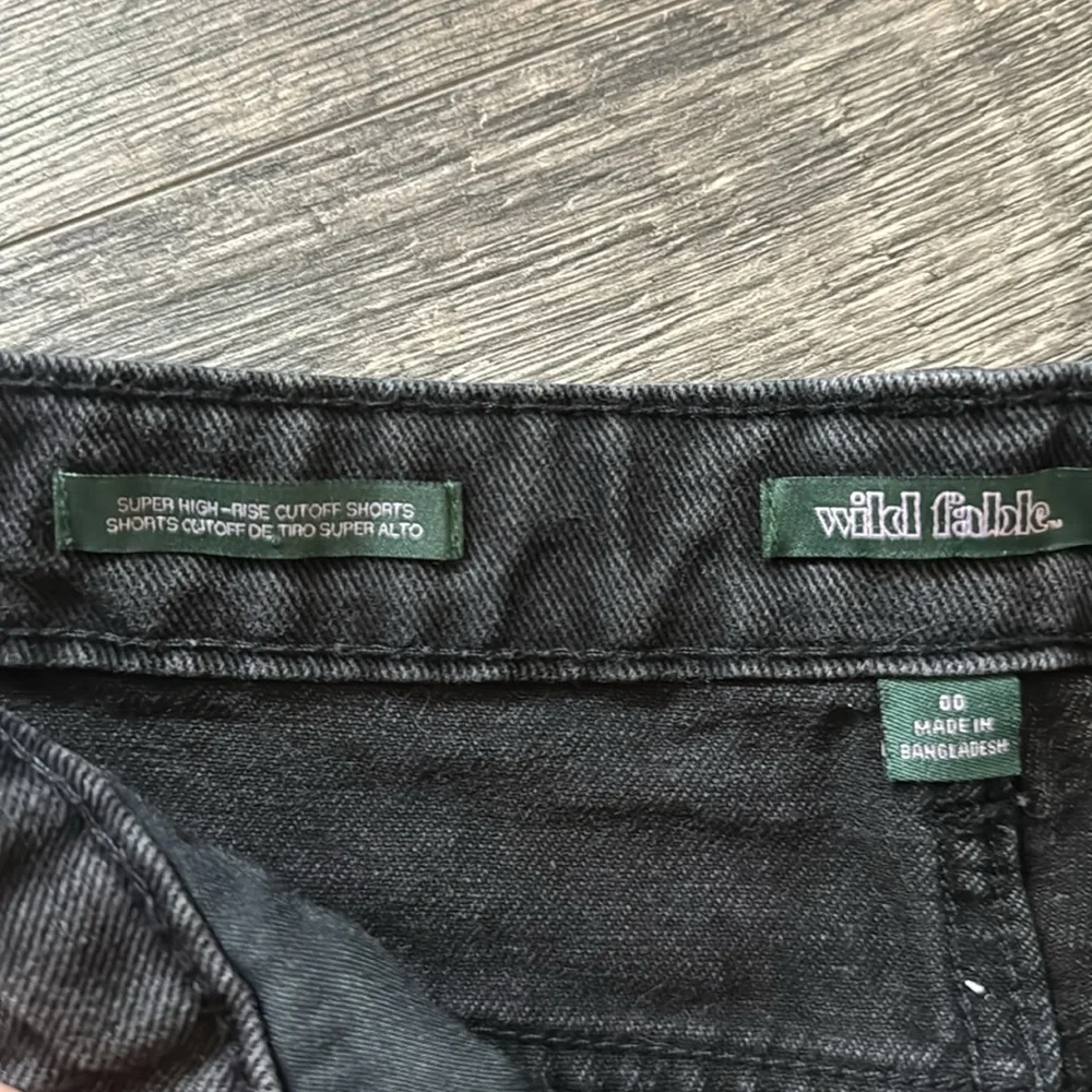 Wild Fable High waist, distressed black denim shorts, size 00 - Picture 4 of 6